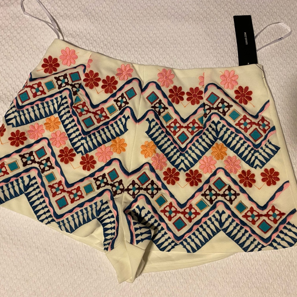 Lulu’s embroidery shorts, NWT size Large.